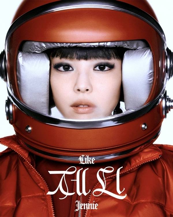 제니(JENNIE)가 K-팝 여성 아티스트로서 새로운 역사를 써 내려가고 있다.