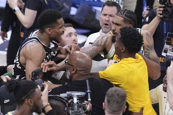 야니스 아데토쿤보는 상대 선수인 타이리스 할리버튼의 부친과 충돌했다. 사진= AP= 연합뉴스 제공