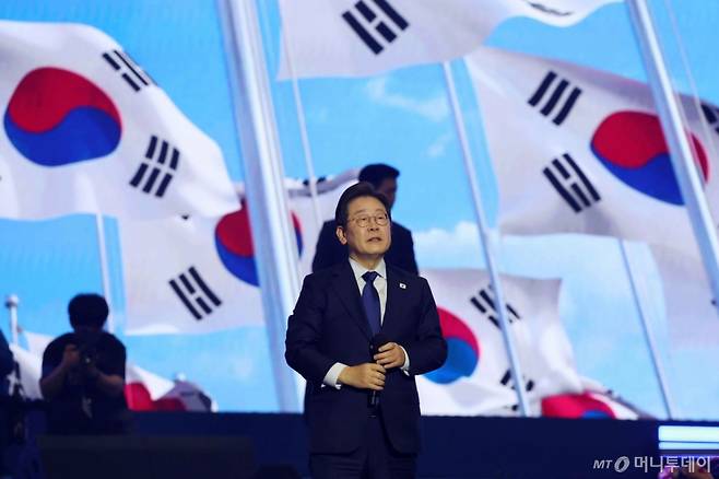 [고양=뉴시스] 조성우 기자 = 27일 경기도 고양시 킨텍스에서 열린 더불어민주당 제21대 대통령 선거 후보자 선출을 위한 수도권·강원·제주 합동연설회에서 이재명 후보가 대선후보로 선출된 후 수락연설을 하기 전 인사를 하고 있다. 2025.04.27. xconfind@newsis.com /사진=조성우