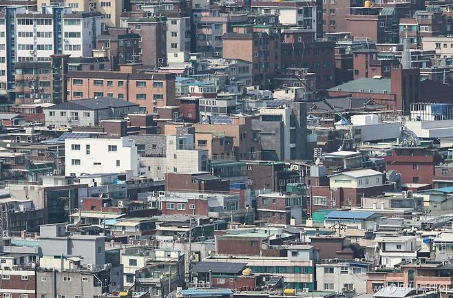 (서울=뉴스1) 김도우 기자 = 전국 신규 전월세 거래에서 월세가 차지하는 비중이 최초로 60%를 넘어섰다.  국토교통부의 2월 주택통계를 보면 올해 1~2월 전국 월세 신규 거래 중 월세가 차지하는 비중은 61.4%로 나타났다.  전국 아파트 월세 비중은 올해 1~2월 44.2%로 1년 새 2% 상승했고, 같은 기간 비아파트 월세 비중은 76.3%로 1년 전보다 5.6% 증가했다.  사진은 1일 서울 시내 빌라 밀집지역의 모습. 2025.4.1/뉴스1  Copyright (C) 뉴스1. All rights reserved. 무단 전재 및 재배포,  AI학습 이용 금지. /사진=(서울=뉴스1) 김도우 기자