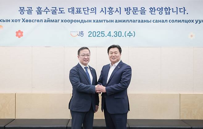 왼쪽부터 바트에르덴 바트을지 몽골 훕수굴 국회의원, 임병택 시흥시장./사진제공=시흥시