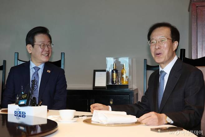 (서울=뉴스1) 국회사진취재단 = 이재명 더불어민주당 대표와 이석연 전 법제처장이 28일 서울 여의도 한 식당에서 만나 대화를 나누고 있다. 2024.11.28/뉴스1  Copyright (C) 뉴스1. All rights reserved. 무단 전재 및 재배포,  AI학습 이용 금지. /사진=(서울=뉴스1) 국회사진취재단