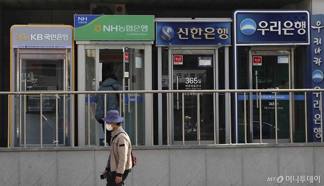 [서울=뉴시스] 김근수 기자 = 14일 서울 시내의 한 거리에 시중은행 ATM기계가 놓여 있다.  /사진=김근수