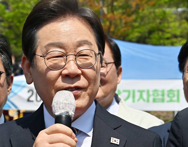 이재명 더불어민주당 대선 후보가 "2030년까지 평균 노동시간을 OECD 평균 이하로 줄이고 장기적으로 주 4일제로 나아가겠다"며 직장인을 위한 '휴식·재충전·생활부담 완화' 정책 구상을 발표했다.사진은 이재명 더불어민주당 대선 경선 후보가 지난 26일 오전 광주 광산구 호남대학교 운동장에서 열린 광주전남기자협회 체육대회에 참여해 인사말하는 모습, /사진=뉴시스