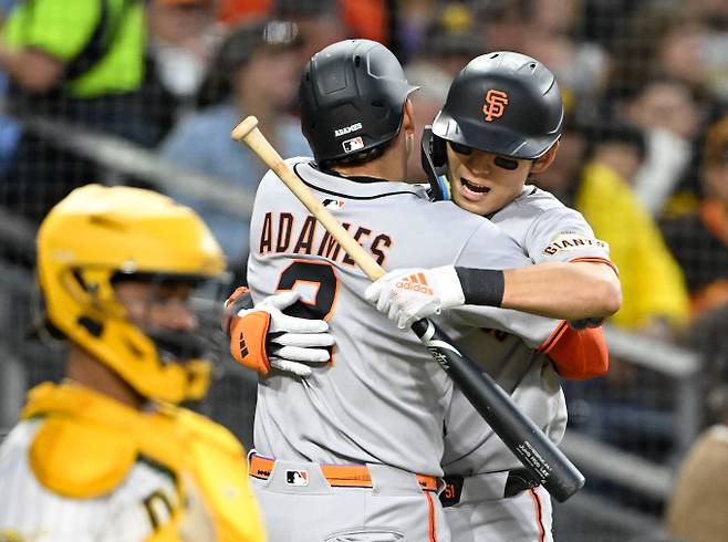 샌프란시스코 자이언츠 이정후가 6경기 연속 안타 행진을 이어갔으나 팀의 패배를 막지 못했다. 사진은 2025시즌 샌프란시스코 자이언츠에서 활약한 이정후(오른쪽)와 윌리 아다메스가 포옹하는 모습. /사진=로이터