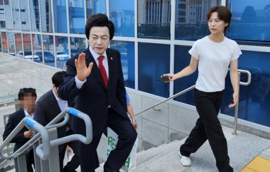 허경영 국가혁명당 명예대표가 지난해 경기북부경찰청에 조사를 받기 위해 출두하고 있다. 뉴시스