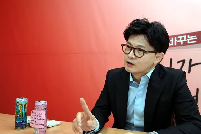 “난 계엄의 강 건넜다” 한동훈 국민의힘 대선 경선 후보가 지난 27일 서울 여의도 캠프 사무실에서 문화일보와 인터뷰하고 있다.  윤성호 기자