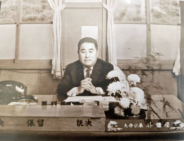 단국대 대학원장 시절 집무실에서의 박종성 교수. 졸업앨범에 실린 사진이다.