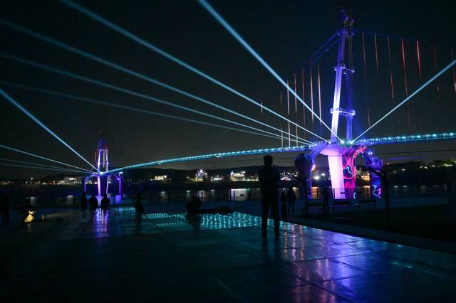 남한강을 가로지르는 여주 출렁다리. 여주시청 제공