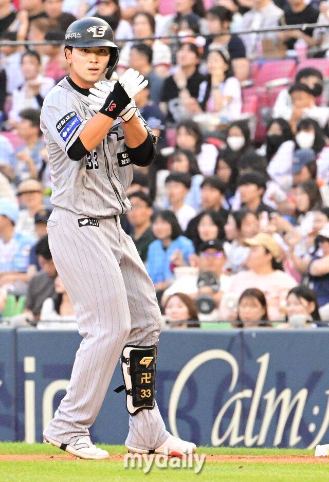 2024년 6월 12일 서울 잠실야구장에서 진행된 '2024 신한 SOL 뱅크 KBO 리그' 한화-두산의 경기. 한화 유로결이 3회초 1사 두산 선발 브랜든을 상대로 안타를 때린 뒤 세리머니를 펼치고 있다./마이데일리