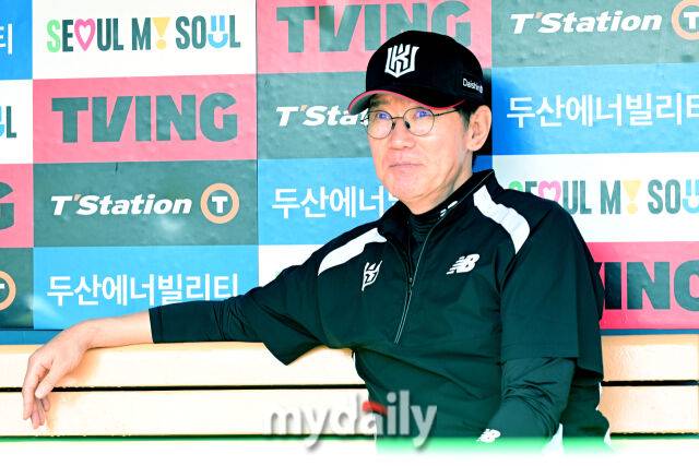 30일 오후 서울 잠실구장에 진행된 '2025 신한 SOL뱅크 KBO 리그' KT-두산의 경기. KT 이강철 감독이 경기 전 선수들의 훈련을 지켜보고 있다./잠실=곽경훈 기자