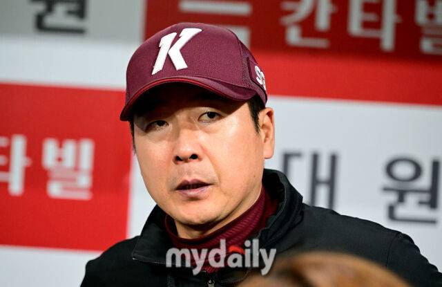 2025년 4월 23일 오후 서울 고척스카이돔에 진행된 '2025 신한 SOL뱅크 KBO 리그' 두산 베어스와 키움 히어로즈의 경기. 키움 홍원기 감독이 취재진의 질문에 답하고 있다./마이데일리