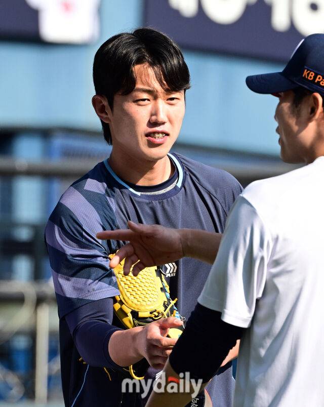 2025년 4월 25일 오후 서울 잠실구장에 진행된 '2025 신한 SOL뱅크 KBO 리그' 롯데 자이언츠와 두산 베어스의 경기. 롯데 전민재가 두산 선수들과 인사하고 있다./마이데일리