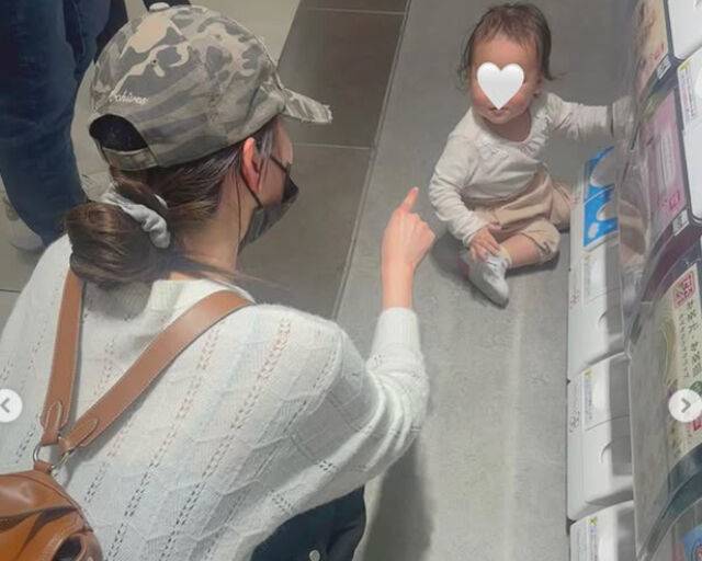 장원영이 갓난 아기에게 뽑기에 대해 훈수를 두고 있다. / 장원영 SNS