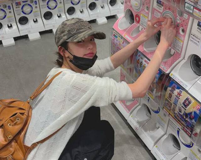 장원영이 뽑기 앞에서 개구쟁이 표정을 짓고 있다. / 장원영 SNS