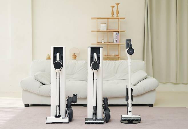 LG전자가 AI로 청소기의 흡입력을 알아서 조절하는 무선청소기 ‘LG 코드제로 오브제컬렉션 A9 AI’을 출시했다. 왼쪽부터 A9 AI과 최대 220W 흡입력을 갖춘 A7 코어, 1.97㎏ 무게에 물걸레 청소까지 가능한 A5. [LG전자 제공]