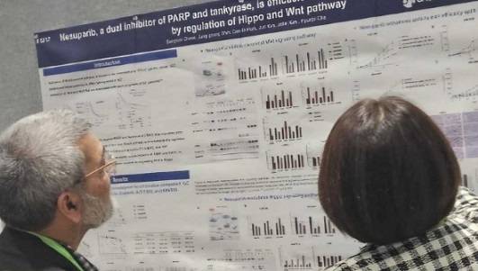 온코닉테라퓨틱스 연구원이 AACR에서 이중표적 항암제 ‘네수파립’의 비임상 결과를 포스터 발표를 하고 있다. [온코닉 제공]