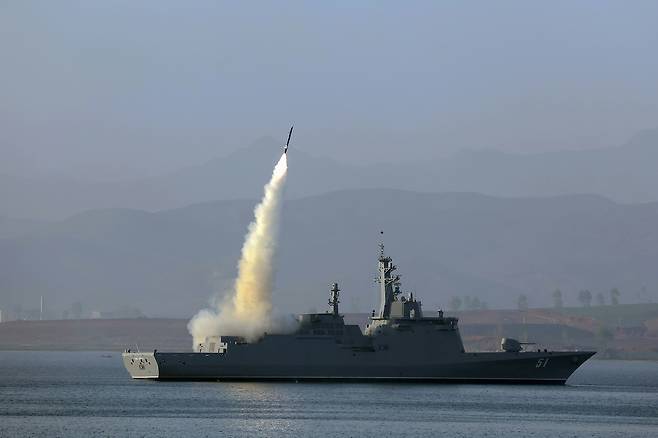 북한 노동당 기관지 노동신문은 30일 미사일총국과 국방과학원, 탐지전자전총국이 구축함 ‘최현함’에 탑재된 무장 체계들의 성능 및 전투 적용성 시험에 착수했다고 보도했다. [평양 노동신문=뉴스1]