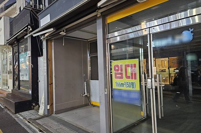 부산 금정구 부산대 앞 상가 점포에 ‘임대 문의’ 문구가 붙어 있다. 부산=조아서 기자