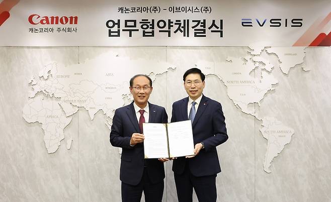 박정우(왼쪽) 캐논코리아 대표와 오영식 이브이시스 대표가 지난 29일 캐논코리아 본사 16층 대회의실에서 차세대 에너지 기술 연구개발 및 지속가능한 사업화 추진을 위한 전략적 업무협약(MOU)을 체결한 뒤 기념사진을 촬영하는 모습. [캐논코리아 제공]