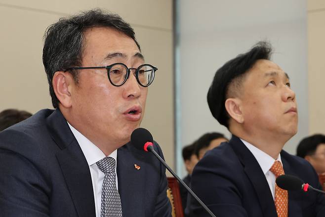 유영상 SK텔레콤 대표이사가 30일 국회 과학기술정보방송통신위원회의에서 열린 방송통신 분야 청문회에서 유심 해킹 사태에 대한 위원 질의에 답하고 있다. [연합]