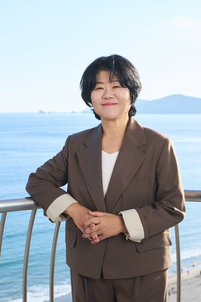 봉준호 감독과 ‘마더’ ‘옥자’ ‘기생충’으로 인연을 맺은 이정은(애닉이엔티)