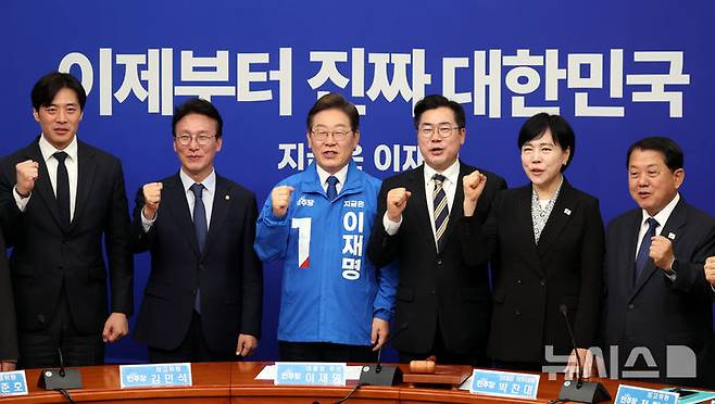 [서울=뉴시스] 조성봉 기자= 이재명 더불어민주당 제21대 대통령 선거 후보가 28일 오전 서울 여의도 국회에서 열린 최고위원회의에서 박찬대 당 대표 직무대행을 비롯한 최고위원과 기념촬영을 하고 있다. 2025.04.28. suncho21@newsis.com