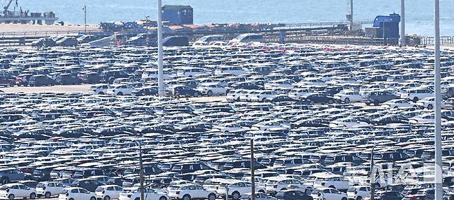 [평택=뉴시스] 김종택 기자 = 도널드 트럼프 미국 대통령이 수입산 자동차와 부품에 부과하는 관세를 완화할 전망이다.트럼프는 외국산 완성차에 부과한 25% 관세 외에 철강·알루미늄 등 다른 품목에 대한 관세가 중복 부과되지 않도록 조정할 계획으로 알려졌다. 29일 경기 평택항 자동차 전용부두에 선적을 기다리는 수출용 차량이 세워져 있다. 2025.04.29. jtk@newsis.com