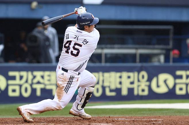 [서울=뉴시스] 프로야구 두산 베어스 김기연이 지난 19일 서울 잠실구장에서 열린 2025 신한 쏠뱅크 KBO리그 KIA 타이거즈와의 경기에서 안타를 치고 있다. (사진=두산 베어스 제공) 2025.04.19. *재판매 및 DB 금지