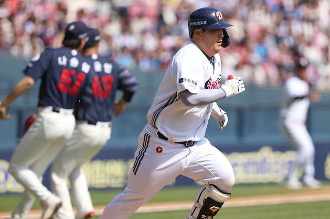[서울=뉴시스] 프로야구 두산 베어스 김기연이 지난 26일 서울 잠실구장에서 열린 2025 신한 쏠뱅크 KBO리그 롯데 자이언츠와의 경기에서 안타를 친 뒤 달리고 있다. (사진=두산 베어스 제공) 2025.04.26. *재판매 및 DB 금지