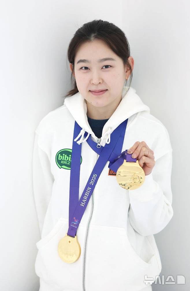 [서울=뉴시스] 김진아 기자 = 한국 여자 스피드스케이팅 간판 김민선이 28일 서울 강남구 넥스트크리에이티브에서 뉴시스와 인터뷰를 하고 있다 2025.04.28. bluesoda@newsis.com