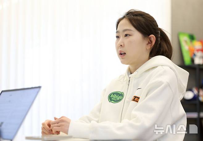 [서울=뉴시스] 김진아 기자 = 한국 여자 스피드스케이팅 간판 김민선이 28일 서울 강남구 넥스트크리에이티브에서 뉴시스와 인터뷰를 하고 있다 2025.04.28. bluesoda@newsis.com