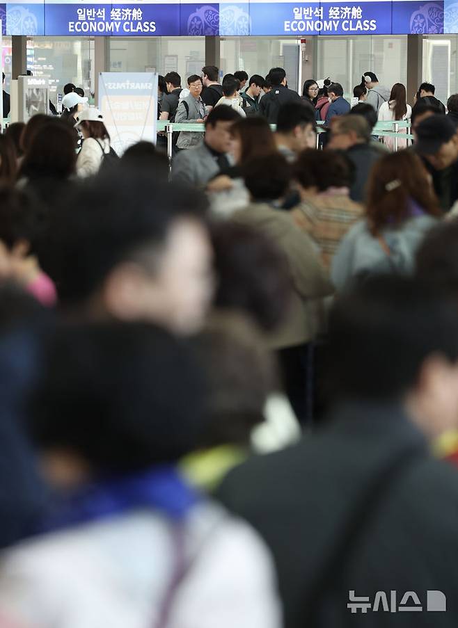 [인천공항=뉴시스] 김명년 기자 = '황금연휴'를 앞둔 29일 오전 인천국제공항 제1여객터미널 출국장에서 여행객들이 대기하고 있다. 5월 황금연휴 동안 김포와 제주 등 전국 14개 공항을 이용하는 여객이 140만명으로 예상되면서, 이기간 인천공항까지 전국공항을 이용하는 이용객은 288만명이 넘을 것으로 전망된다. 2025.04.27. kmn@newsis.com