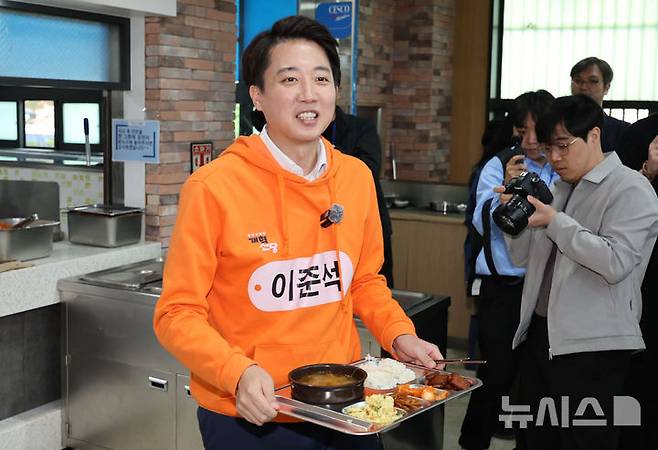 [고양=뉴시스] 권창회 기자 = 이준석 개혁신당 제21대 대통령 선거 후보가 29일 경기 고양시 한국항공대학교를 찾아 학식을 들고 이동하고 있다. 2025.04.29. kch0523@newsis.com