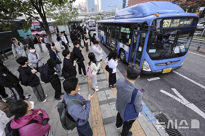 [서울=뉴시스] 김근수 기자 = 서울 시내버스 노사협상이 결렬돼 준법투쟁에 돌입한 30일 오전 서울역 버스환승승강장에서 시민들이 출근길에 나서고 있다. 노사는 전날 오후 5시께부터 서울지방노동위원회에서 조정 회의를 열어 9시간가량 마라톤 협상을 벌였으나 결국 합의점을 찾지 못했다. 막판 협상이 불발로 끝나면서 노조는 이날 오전 4시부터 준법운행(안전운행)에 돌입한다. 2025.04.30. ks@newsis.com