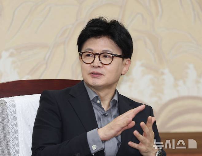 [인천=뉴시스] 전진환 기자 = 한동훈 제21대 대통령 선거 국민의힘 경선 후보가 27일 오전 인천시청을 찾아 유정복 시장에게 인사말을 하고 있다. 2024.04.27. amin2@newsis.com