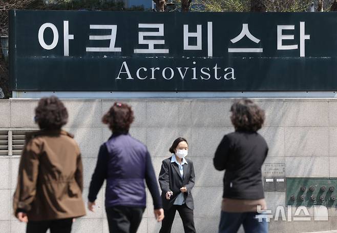 [서울=뉴시스] 김명년 기자 = 윤석열 전 대통령이 11일 한남동 관저를 떠나 서초동 사저로 옮길 것으로 알려졌다. 대통령실 관계자에 따르면 윤 전 대통령의 관저 퇴거는 이번주를 넘기지 않을 예정이며, 퇴거일이 결정되면 하루 전이나 당일 오전 공지하는 방안을 논의 중이라고 알려졌다. 사진은 10일 윤 전 대통령 사저인 서초구 아크로비스타 모습. 2025.04.10. kmn@newsis.com