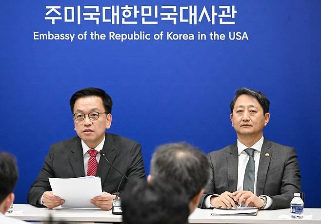 [서울=뉴시스] 최상목 부총리 겸 기획재정부 장관이 24일(현지 시간) 미국 워싱턴D.C. 주미대사관에서 안덕근 산업통상자원부 장관과 함께 한-미 2+2 통상협의(Trade Consultation) 관련 합동브리핑을 하고 있다. (사진=기획재정부 제공) 2025.04.25. photo@newsis.com *재판매 및 DB 금지
