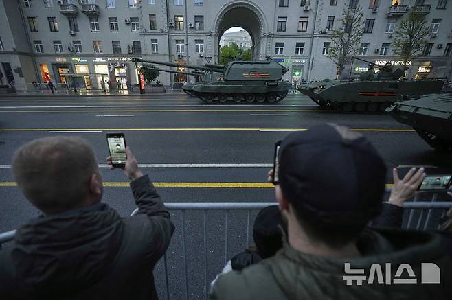 [모스크바=AP/뉴시스] 29일(현지 시간) 러시아 모스크바에서 러시아인들이 전승절 군사 퍼레이드 예행연습을 지켜보고 있다. 러시아는 오는 5월 9일 제2차 세계대전 승전 80주년(전승절)을 맞는다. 2025.04.30.