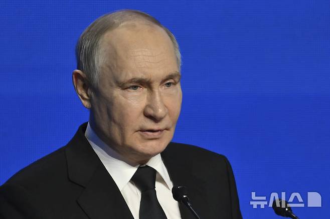 [볼고그라드=AP·스푸트니크/뉴시스]블라디미르 푸틴 러시아 대통령이 29일(현지 시간) 볼고그라드에서 열린 '위대한 유산-공동의 미래' 포럼에서 연설하고 있다. 2025.04.30.