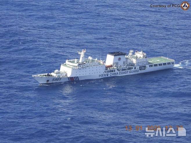 [마닐라(필리핀)=AP/뉴시스]필리핀 해안경비대가 제공한 사진으로, 13일 필리핀 배타적경제수역(EEZ) 내 해역에서 중국 해경선 5901호가 항해하고 있다. 분쟁 중인 남중국해에 대한 중국의 침략이 거세지면서 "중국이 필리핀을 벽으로 몰아붙이고 있으며, 필리핀은 새로운 국제 소송을 포함해 모든 선택지들을 검토하고 있다"고 조너선 말라야 국가안전보장회의(NSC) 부국장이 14일 경고했다. 2025.01.14.