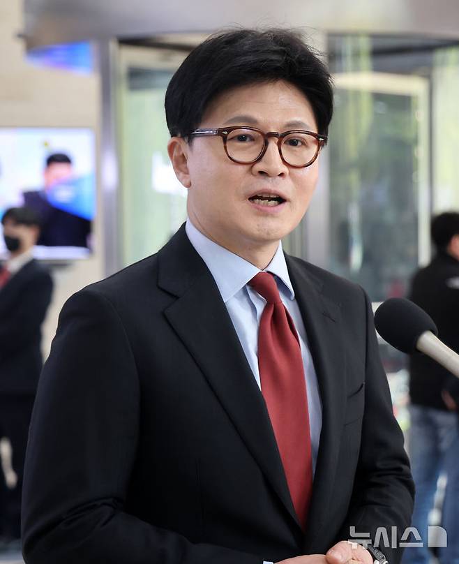 [서울=뉴시스] 국회사진기자단= 25일 오후 종로 동아미디어센터 1층 로비에서 국민의힘 대선 2차 경선 진출자인 한동훈 후보가 사전 인터뷰를 하고 있다.2025.04.25. photo@newsis.com