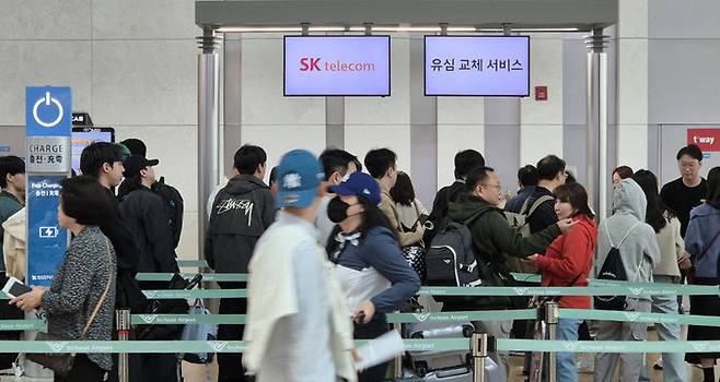 [인천공항=뉴시스] 홍찬선 기자 = 30일 오전 인천국제공항 제1여객터미널 출국장에 마련된 SK텔레콤 유심교체서비스 임시창구에 출국전 유심을 교체하려는 승객들이 줄을 서고 있다. 2025.04.30. mania@newsis.com *재판매 및 DB 금지