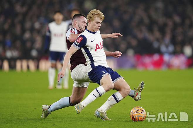 [버밍엄=AP/뉴시스] 잉글랜드 프로축구 프리미어리그(EPL) 토트넘 홋스퍼의 루카스 베리발. 2025. 2. 9.