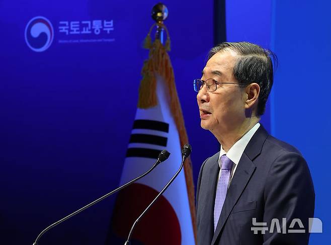 [서울=뉴시스] 최진석 기자 = 한덕수 대통령 권한대행 국무총리가 지난 29일 서울 강남구 건설회관에서 열린 해외건설 1조달러 수주 및 60주년 기념식에서 격려사를 하고 있다. 2025.04.29. myjs@newsis.com