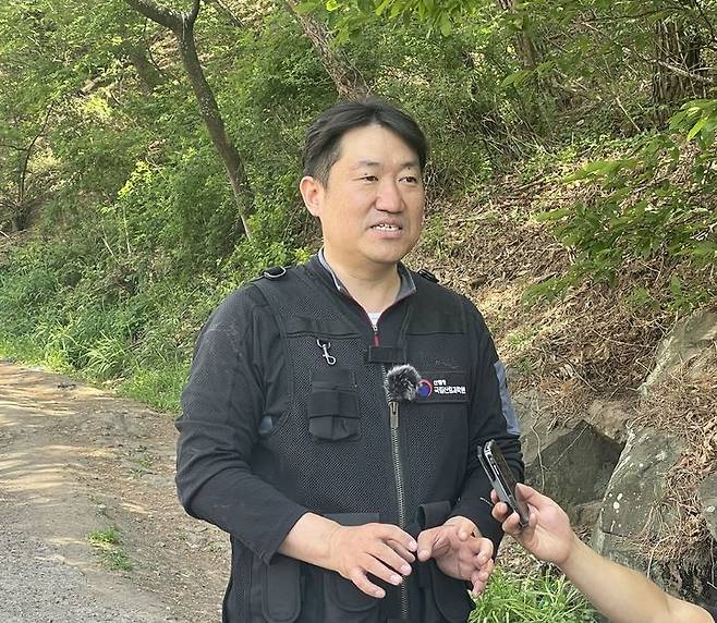 [대구=뉴시스] 정재익 기자 = 30일 대구 북구 노곡동 함지산 일대 최초 산불 발화지점에서 권춘근 국립산림과학원 박사가 언론 브리핑을 하고 있다. 2025.04.30. jjikk@newsis.com  *재판매 및 DB 금지