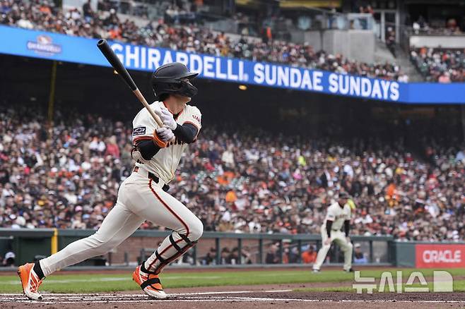 [샌프란시스코=AP/뉴시스] 샌프란시스코 자이언츠의 이정후가 27일(현지 시간) 미 캘리포니아주 샌프란시스코 오라클 파크에서 열린 2025 메이저리그 텍사스 레인저스와의 경기 1회 말 우전 안타를 치고 있다. 이정후는 4타수 1안타를 기록했고 샌프란시스코는 9회 말 상대의 잇따른 실책으로 3-2 역전승을 거뒀다. 2025.04.28.