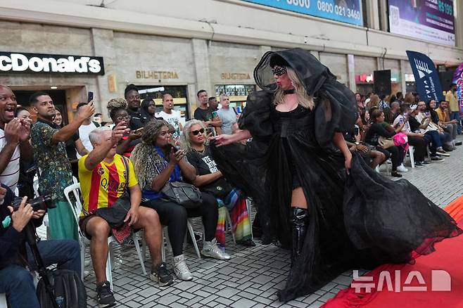 [리우데자네이루=AP/뉴시스] 29일(현지 시간) 브라질 리우데자네이루 중앙역에서 열린 패션쇼에서 성소수자(LGBT) 커뮤니티의 모델들이 가수 레이디 가가의 스타일에서 영감을 받아 제작된 의상을 선보이고 있다. 이번 패션쇼는 가가의 콘서트를 앞두고 모델들이 직접 제작했거나 지속 가능한 패션 브랜드 '이스콜라 지비니스'가 만든 의상들로 구성됐다. 레이디 가가는 5월 3일 리우데자네이루 코파카바나 해변에서 대규모 무료 콘서트를 개최할 예정이다. 2025.04.30.