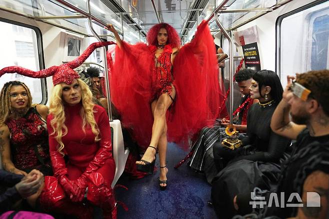 [리우데자네이루=AP/뉴시스] 29일(현지 시간) 브라질 리우데자네이루 중앙역에서 열린 패션쇼에서 성소수자(LGBT) 커뮤니티의 모델들이 가수 레이디 가가의 스타일에서 영감을 받아 제작된 의상을 선보이고 있다. 이번 패션쇼는 가가의 콘서트를 앞두고 모델들이 직접 제작했거나 지속 가능한 패션 브랜드 '이스콜라 지비니스'가 만든 의상들로 구성됐다. 레이디 가가는 5월 3일 리우데자네이루 코파카바나 해변에서 대규모 무료 콘서트를 개최할 예정이다. 2025.04.30.