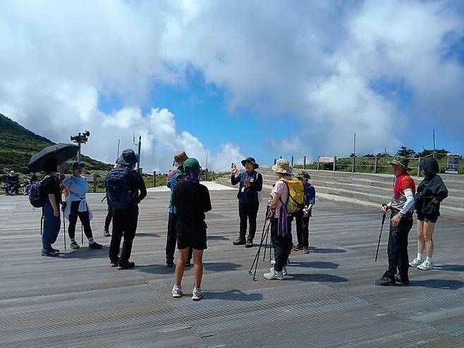 [제주=뉴시스] 한라산 고지대에서 진행하는 탐방해설 프로그램. (사진=제주도 제공) 2025.04.30. photo@newsis.com *재판매 및 DB 금지